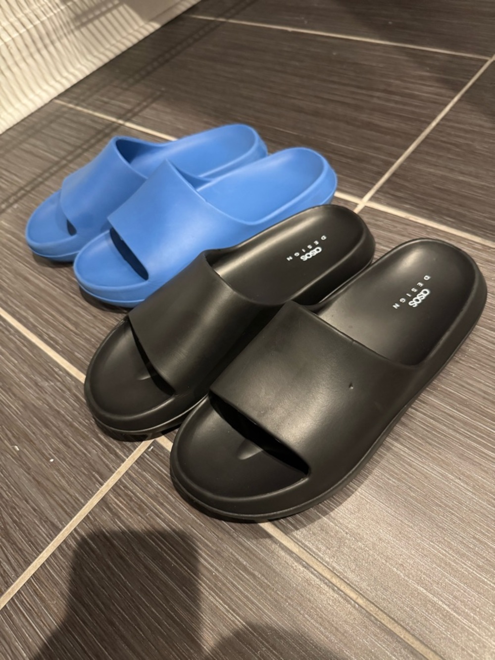 Package of 2 pairs. ASOS Men's Slide Sandals in Charcoal and Black. - Picture 3 of 7